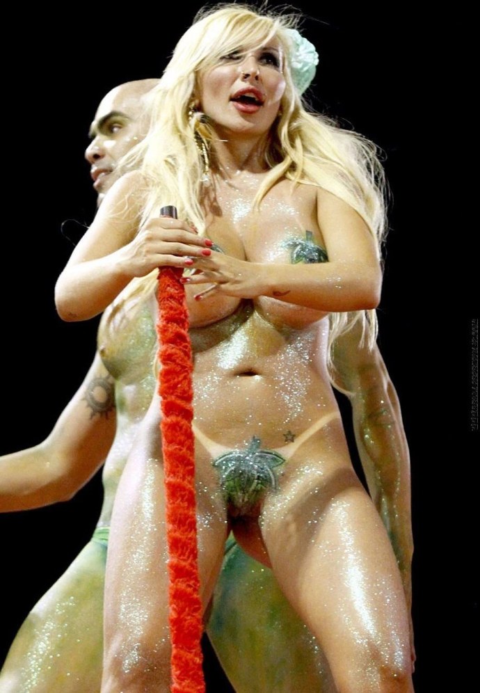 Голые женщины в карнавальных костюмах