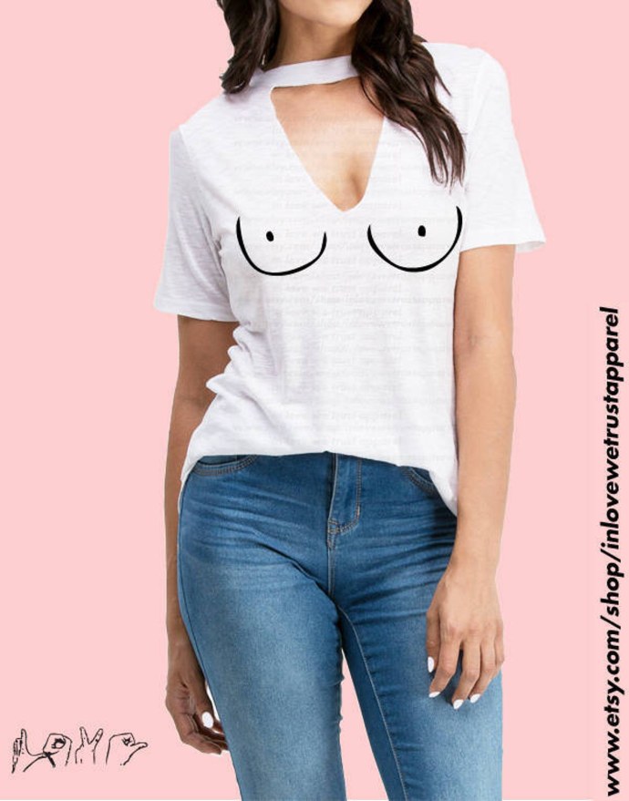 Девушка в майке без лифчика