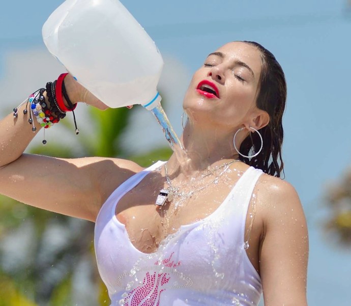 Больашя груд ь в фктболке