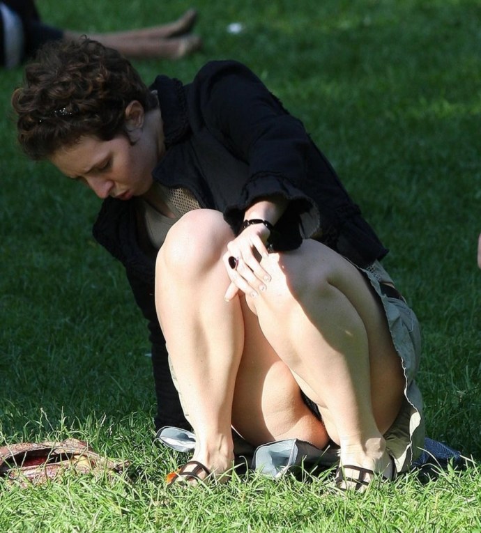 Женщины без трусов под юбкой