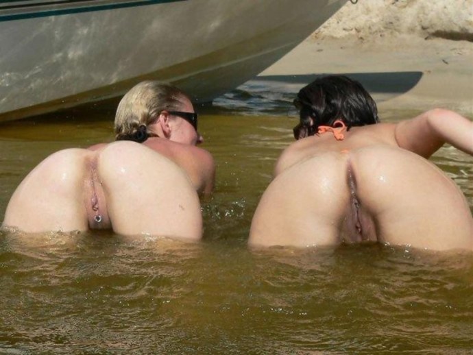 Анальная пробка под одеждой