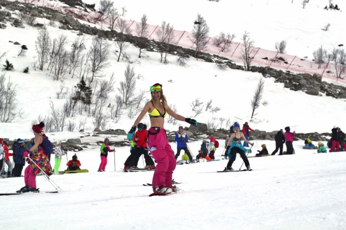 Рука в руке карандашом