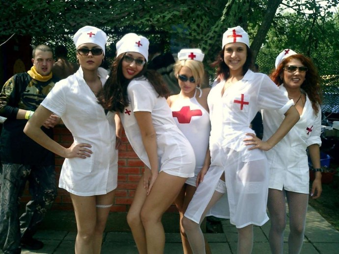 Красивые медсестры в чулках