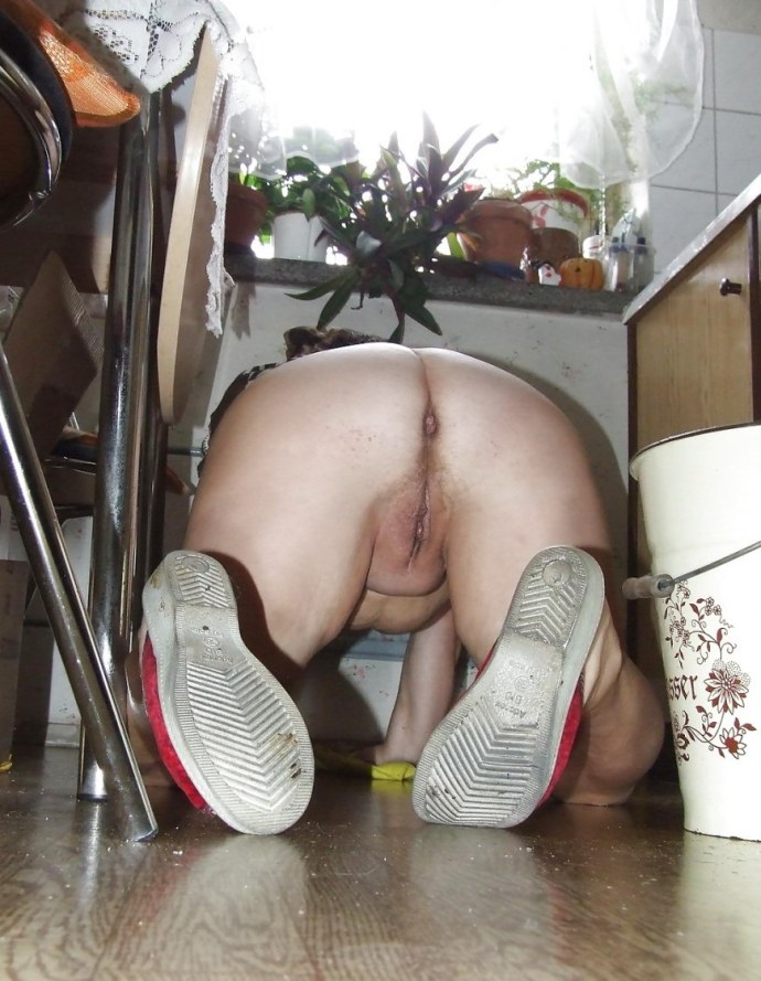 Девушка моет пол без трусов