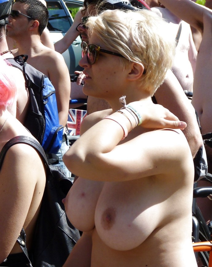 Случайно засветила грудь