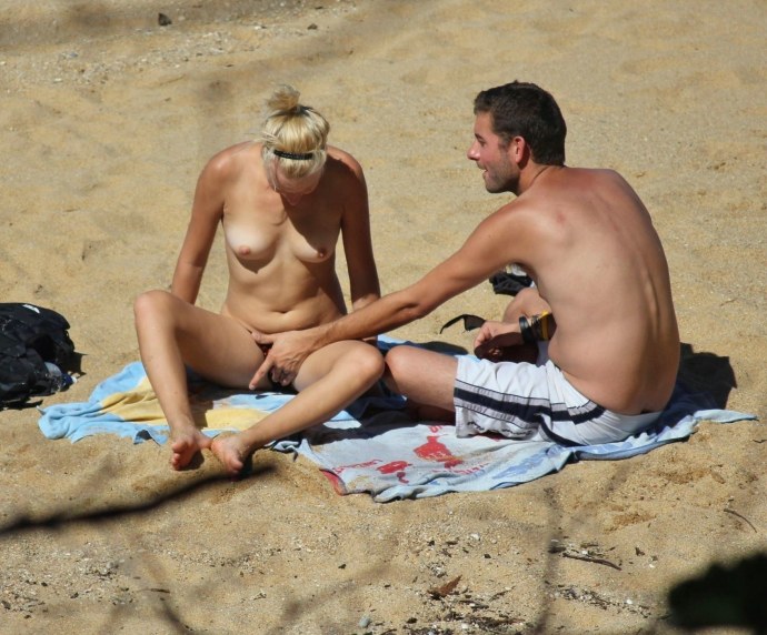 Голые женщины на пляже при людях