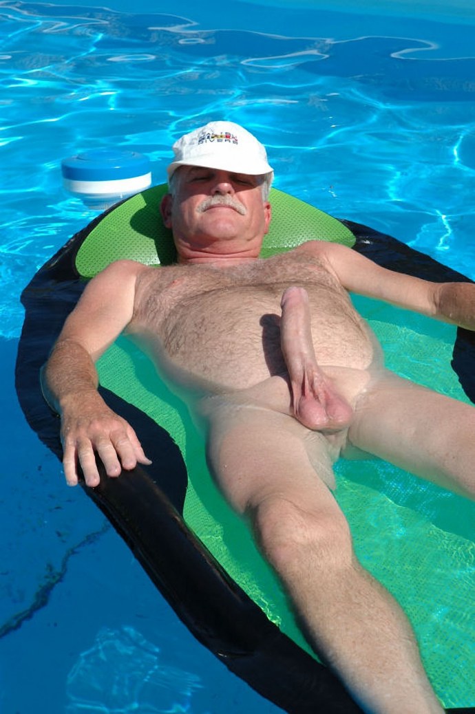 Девушка ебется в бассейне