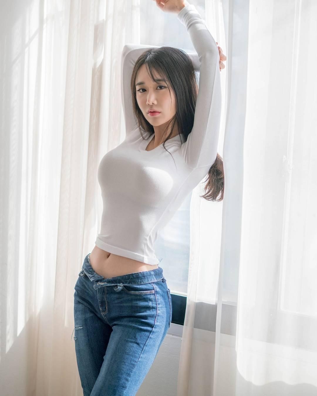 сисастая корейская девушка в короткой юбке фото