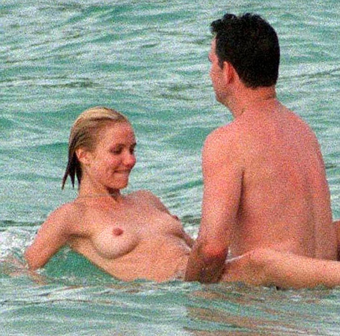 Камерон Диаз показала голую грудь на пляже, 2006
