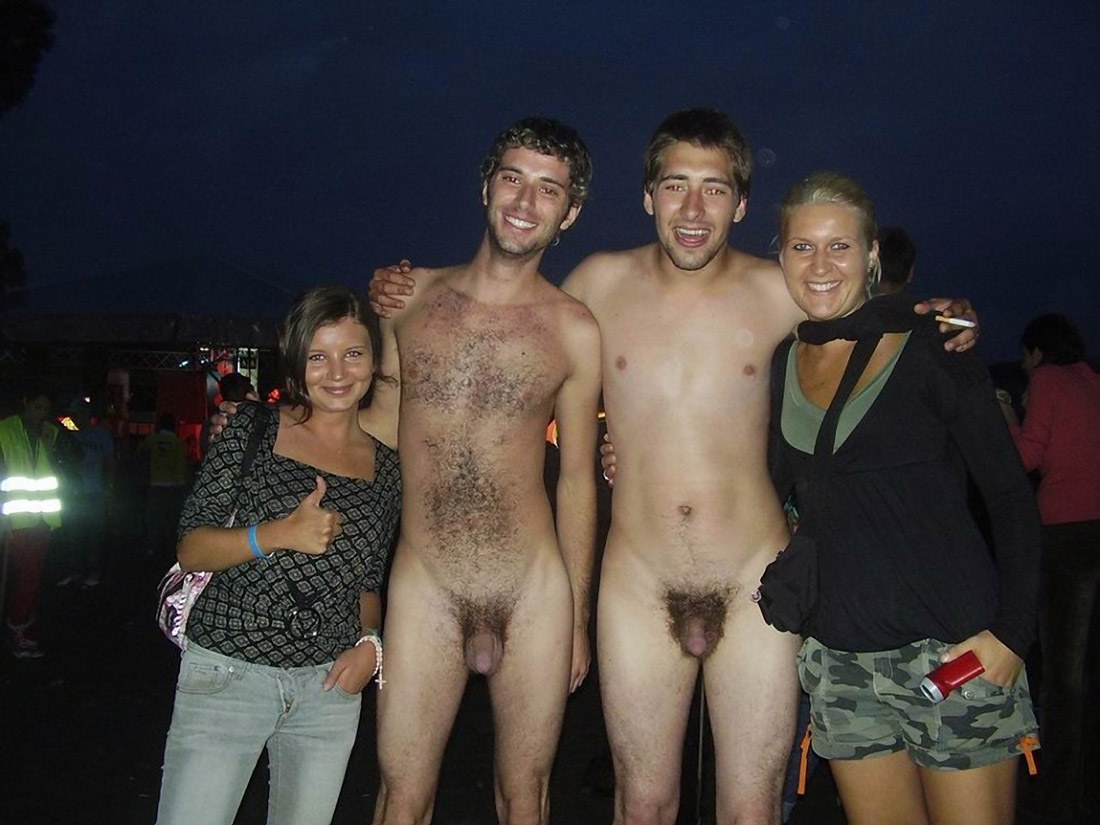 фото голая девушка среди одетых парней фото 87