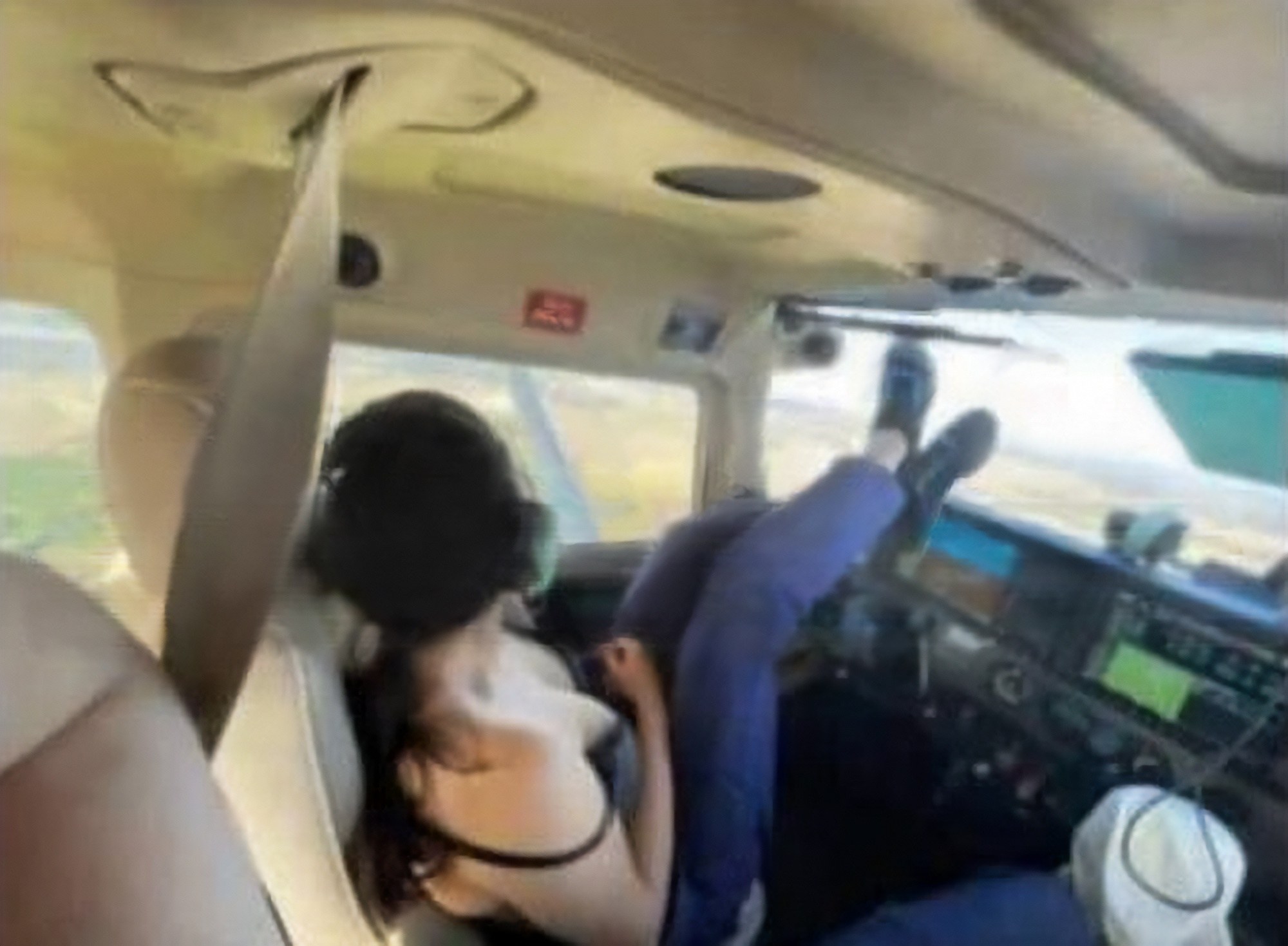 парень трахает стюардессу в самолете фото 70