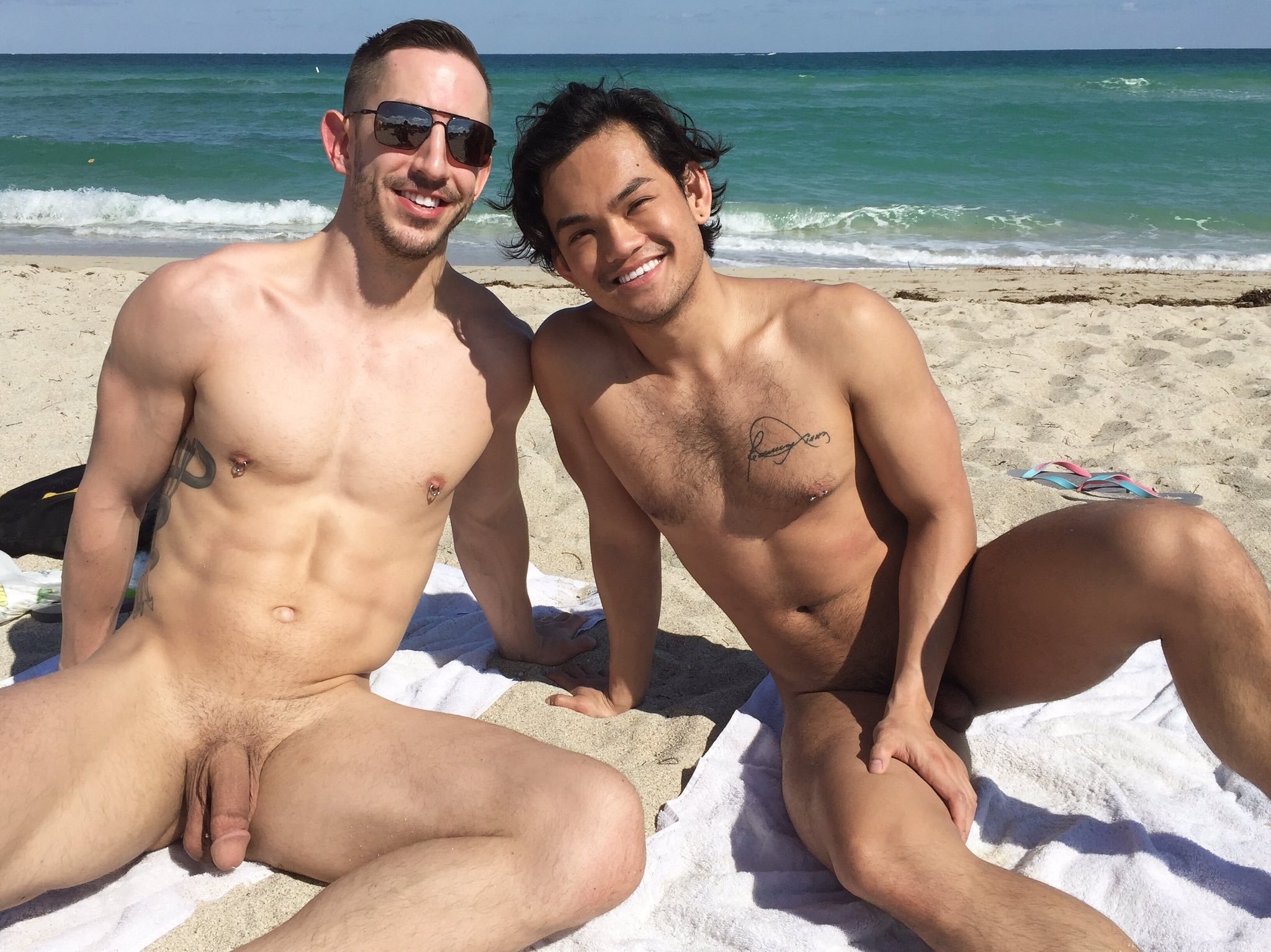гей пляж голые парни фото 23