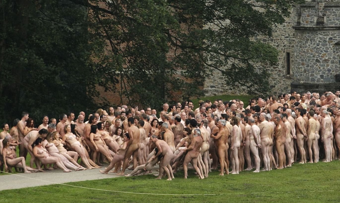 в окружении голых людей (120) фото