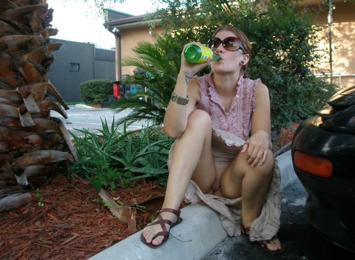 Старые вагины под юбкой