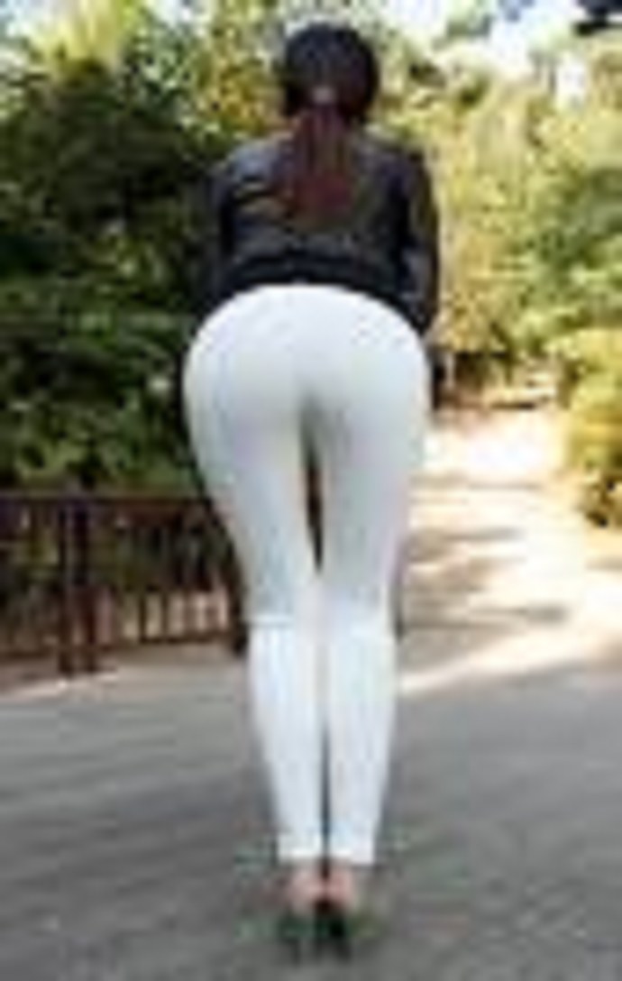 Мокрые белые брюки