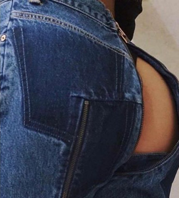 Зрелая брюнетка в джинсах