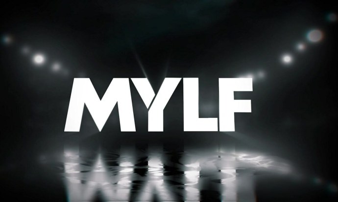 Девушка заставила лизать