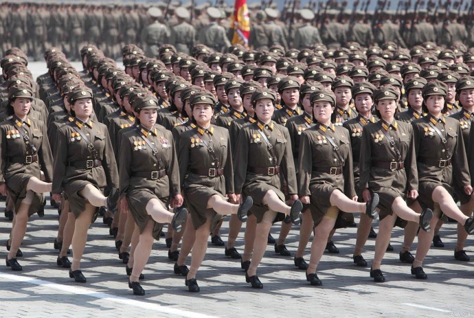 Женщина на параде в армии Северной Кореи