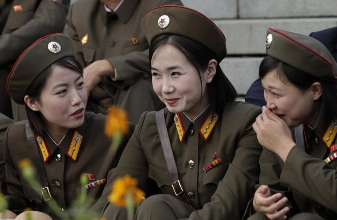 Северная Корея девушки маршируют