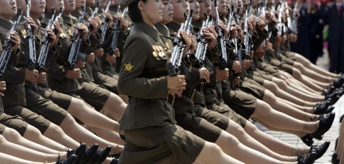 Северная Корея девушки маршируют