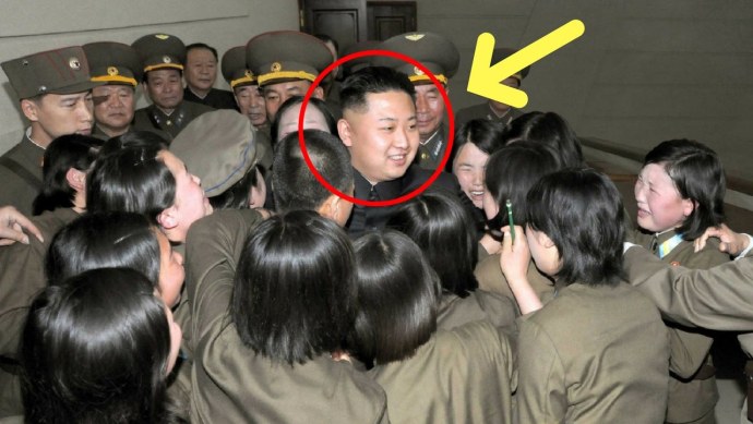 Женщина на параде в армии Северной Кореи