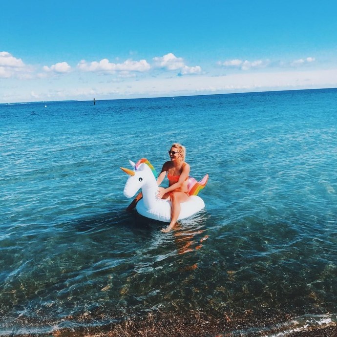 Карина Капур на пляже