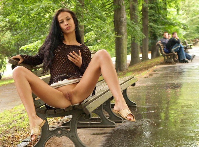 В чулках без трусиков на улице