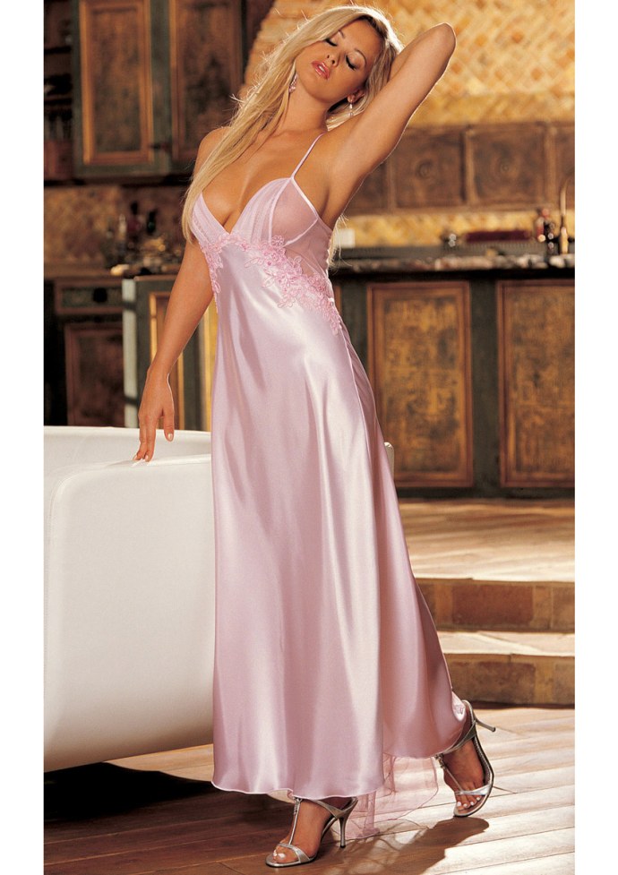 В прозрачной ночнушке без трусиков