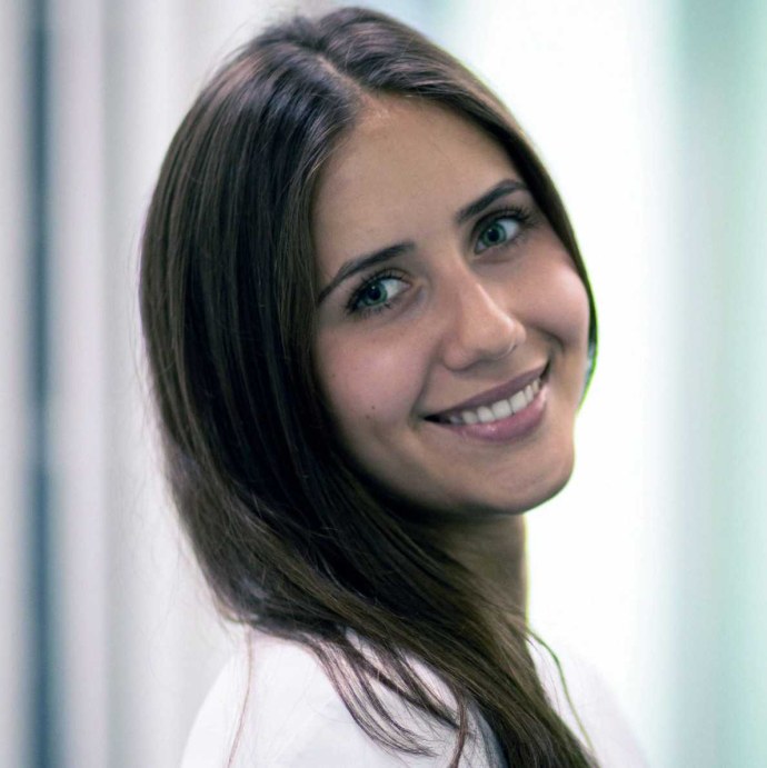 Алина Сергеева актриса в купальнике