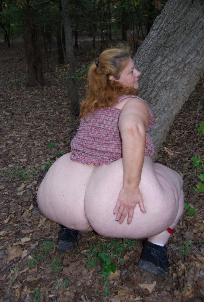 Показала попку на природе