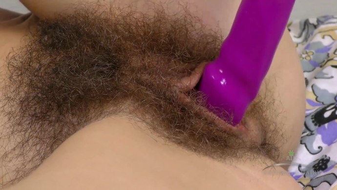 Волосатая вагина с черными волосами