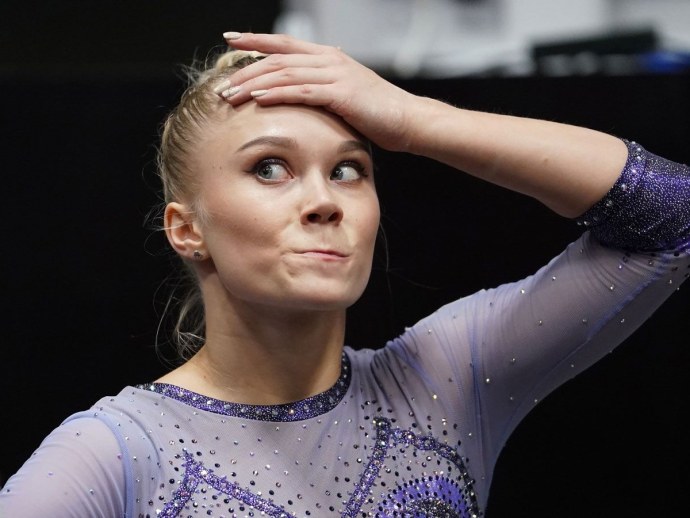 Надписи на черном фоне белыми буквами