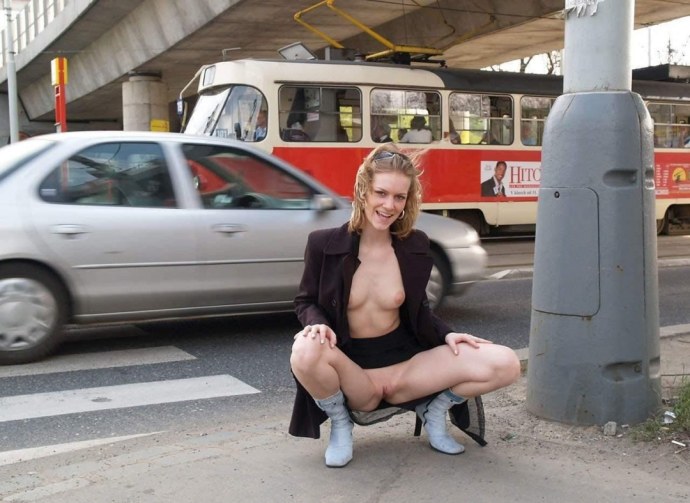 Без трусиков в людных местах