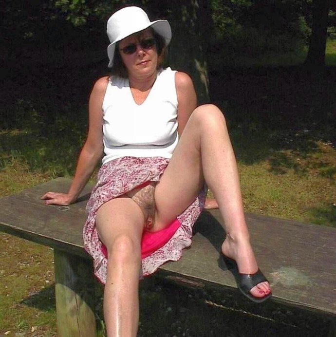 Зрелые под юбкой кровь