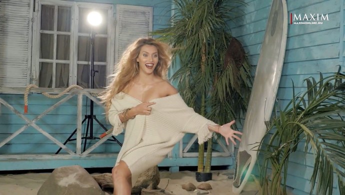 Голые ведущие орла и Решки