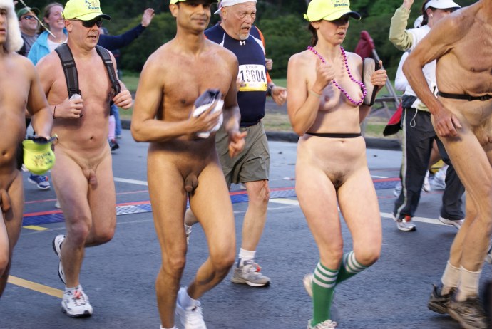 Большие сиськи на пробежке