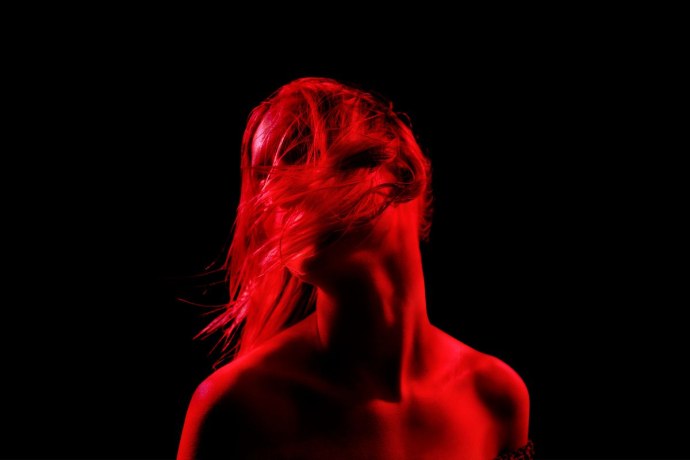 Подросток разделась за деньги