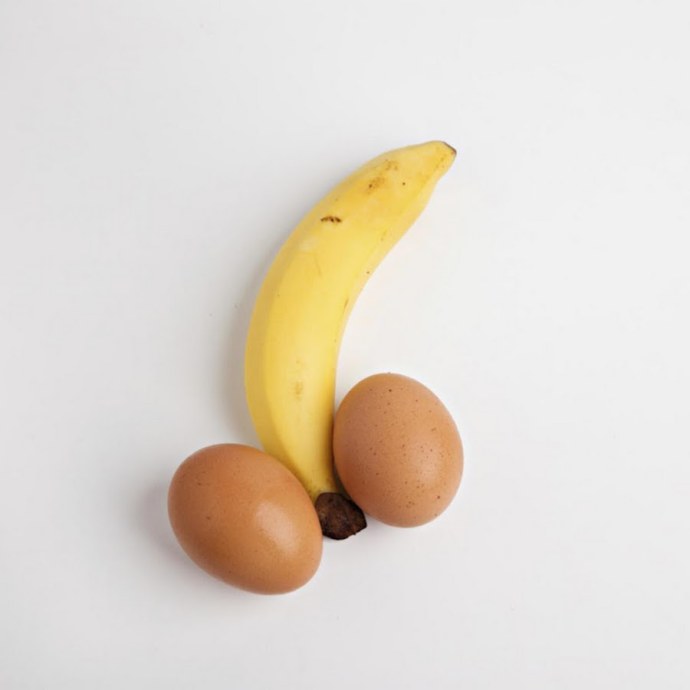 Парень ест банан