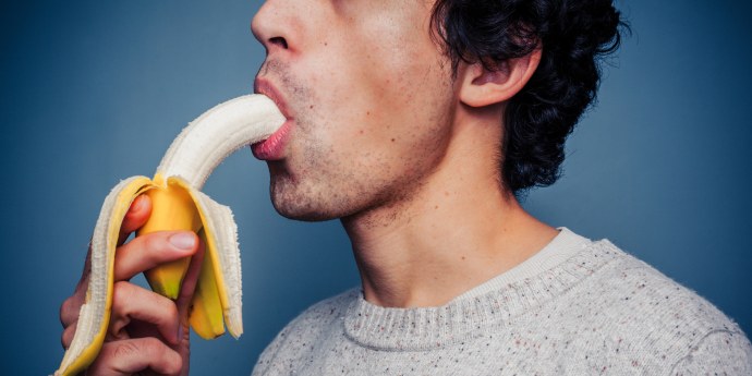 Банан фаллос в презервативе