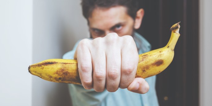 Жёлтая табличка с Банном учасника лобби