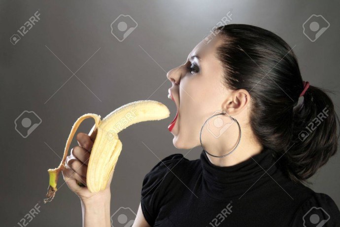 Женская рука держит банан