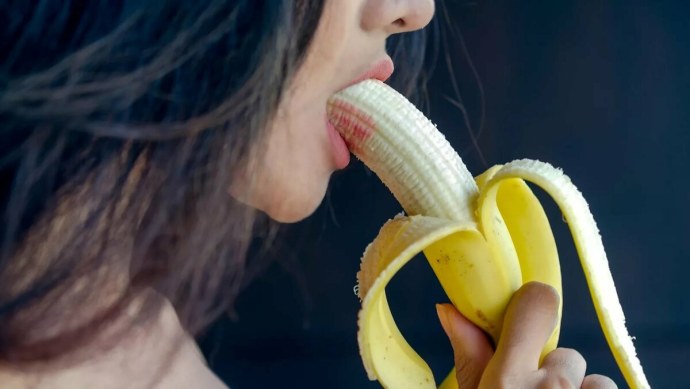 Откусывание банана