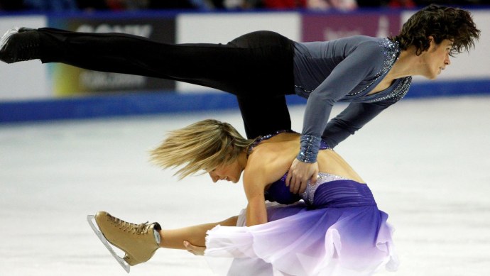 Девушка с перекрещенными руками