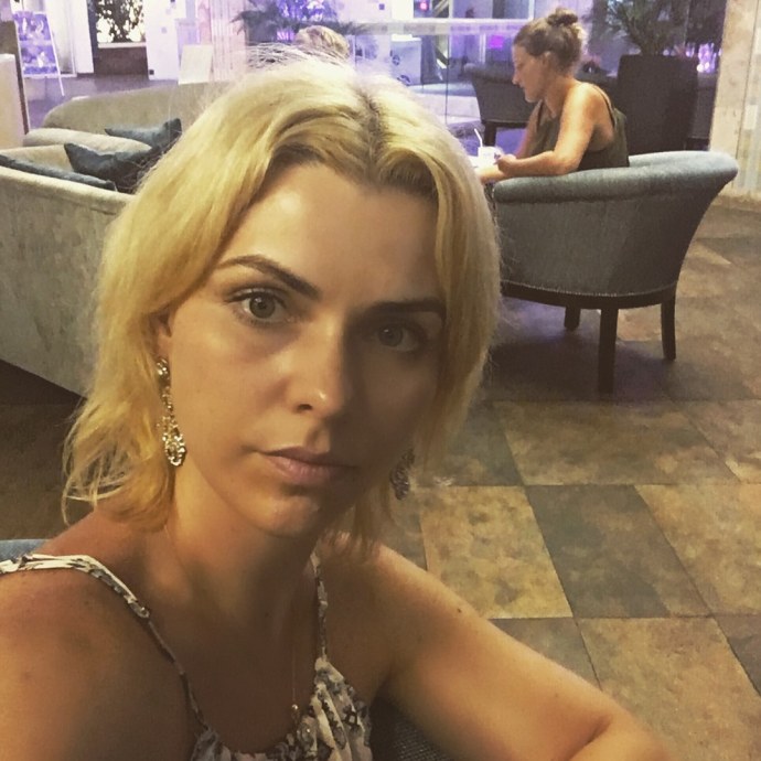 Екатерина Гусева входя в дом оглянись