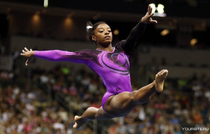 Симона Байлз фото в купальнике во весь рост