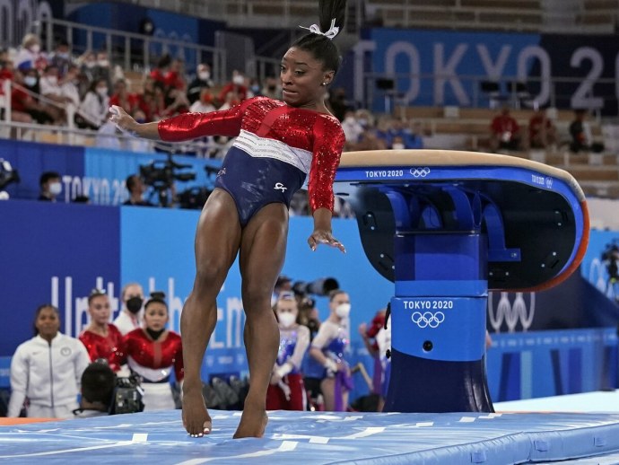 Симона Байлс в купальнике