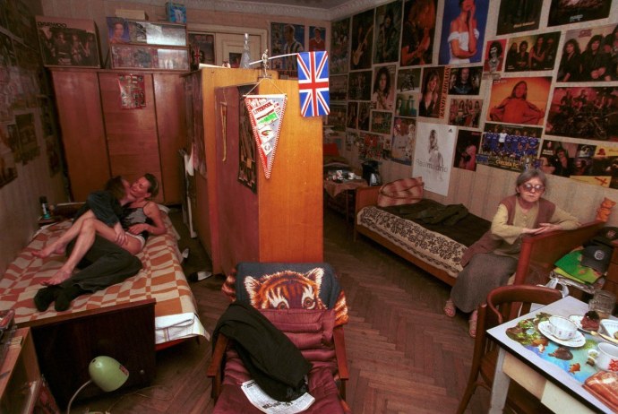 Картинка девушка в обшарпанной общаге