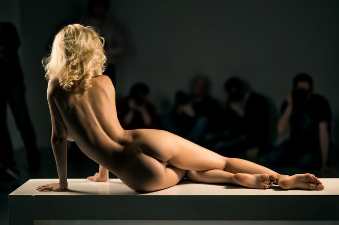 Голые натурщицы позируют