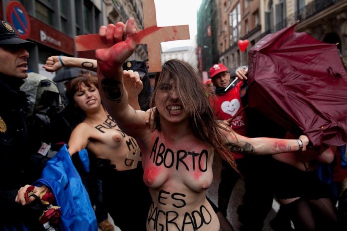 Голые женщины протестуют