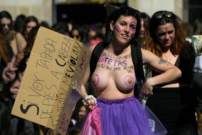 Феминистки с голой грудью